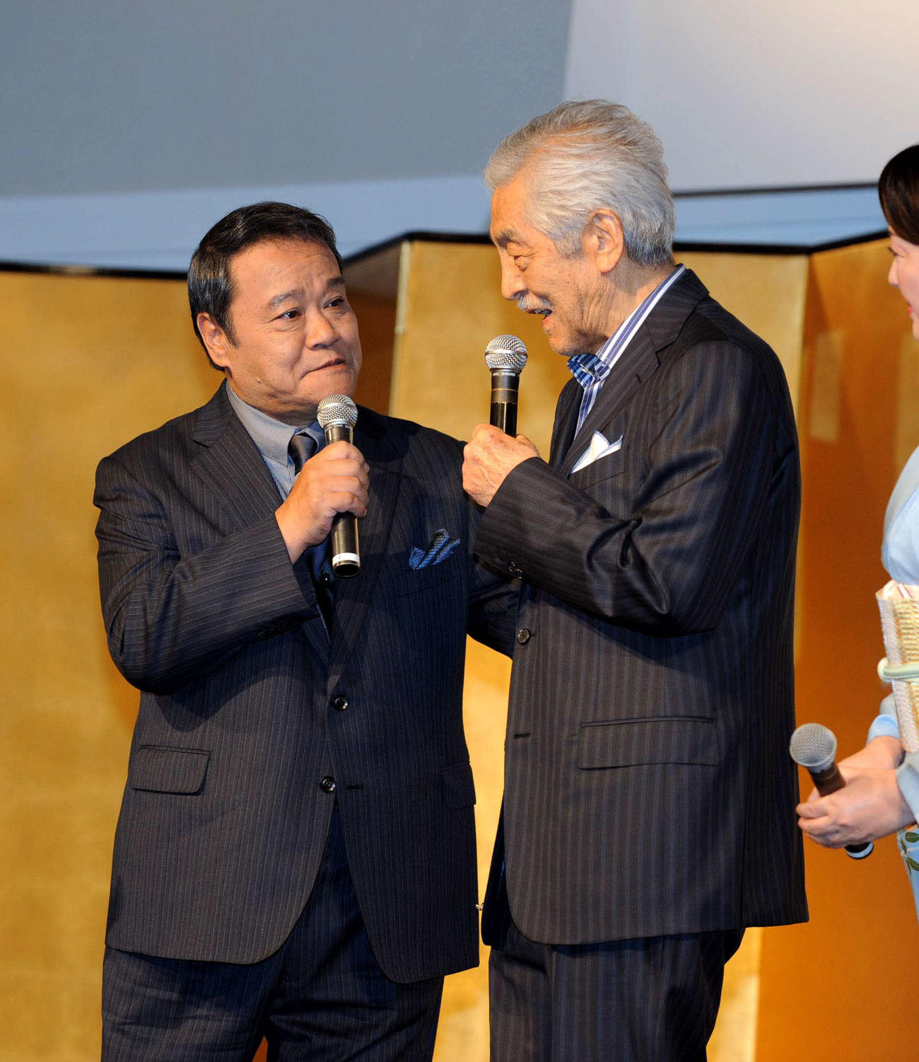 映画「釣りバカ日誌20　ファイナル」公開記念パーティーで仲良く会話する西田敏行さん（左）と三国連太郎さん（2009年撮影）