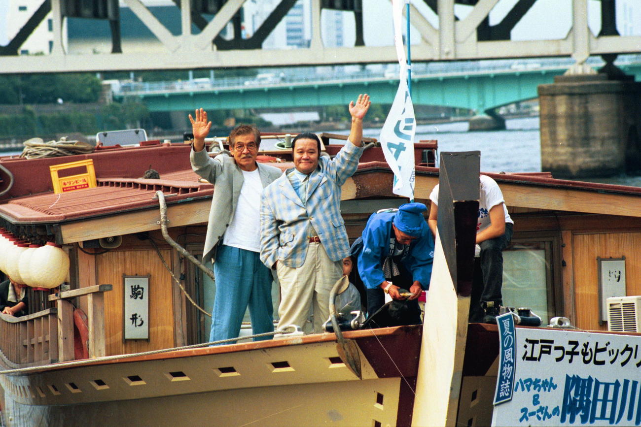 映画「釣りバカ日誌S」をPRする三国連太郎（左）と西田敏行（1994年）