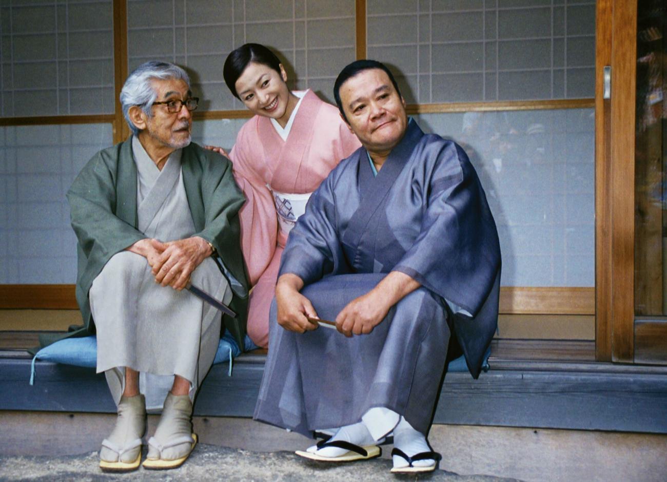 映画「釣りバカ日誌13　ハマちゃん危機一髪！」の試写会の前に記念撮影をする左から着物姿の三国連太郎、鈴木京香、西田敏行（2002年7月）
