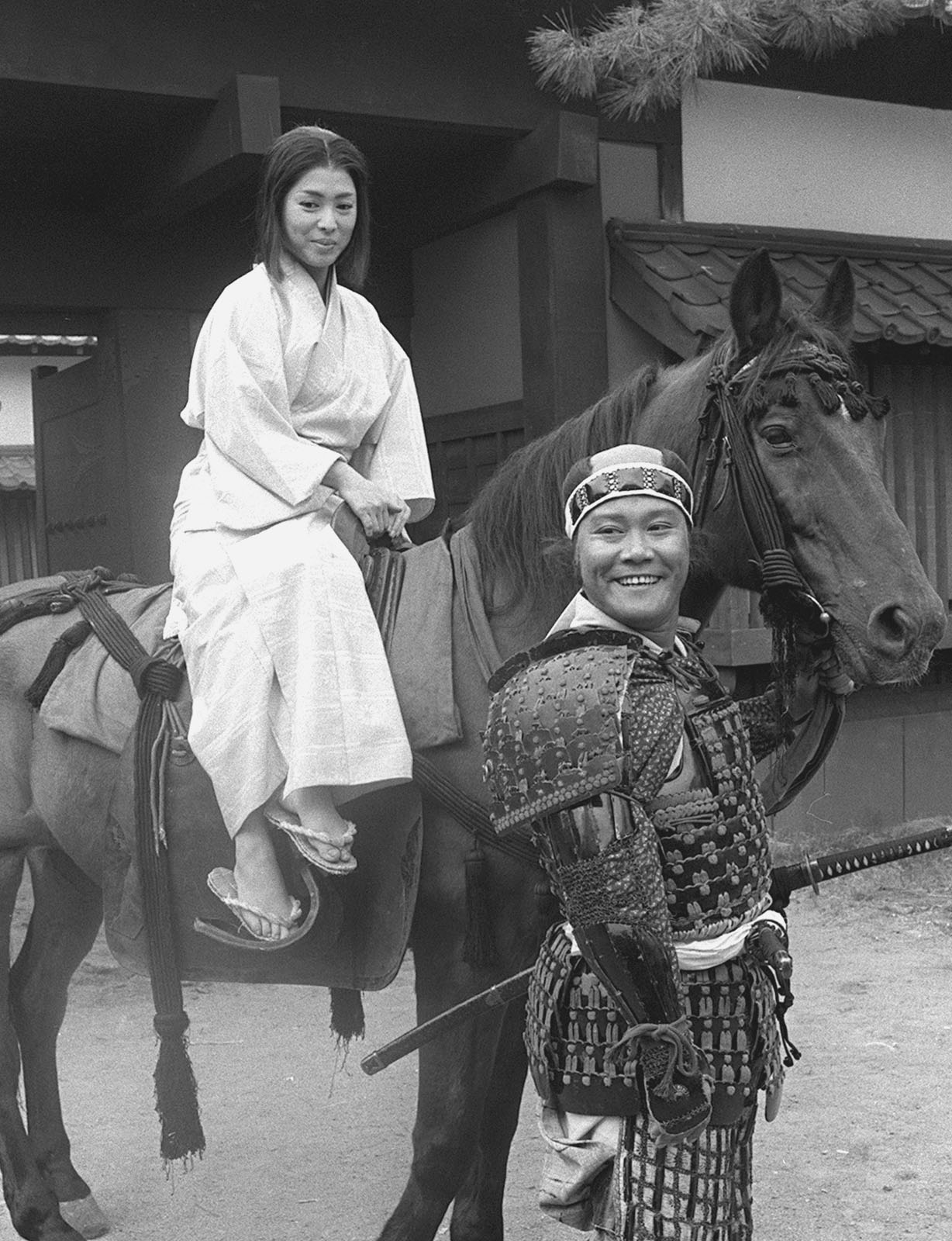 1980年10月、NHK大河ドラマ「おんな太閤記」に出演する佐久間良子さん（左）と西田敏行さん（共同）