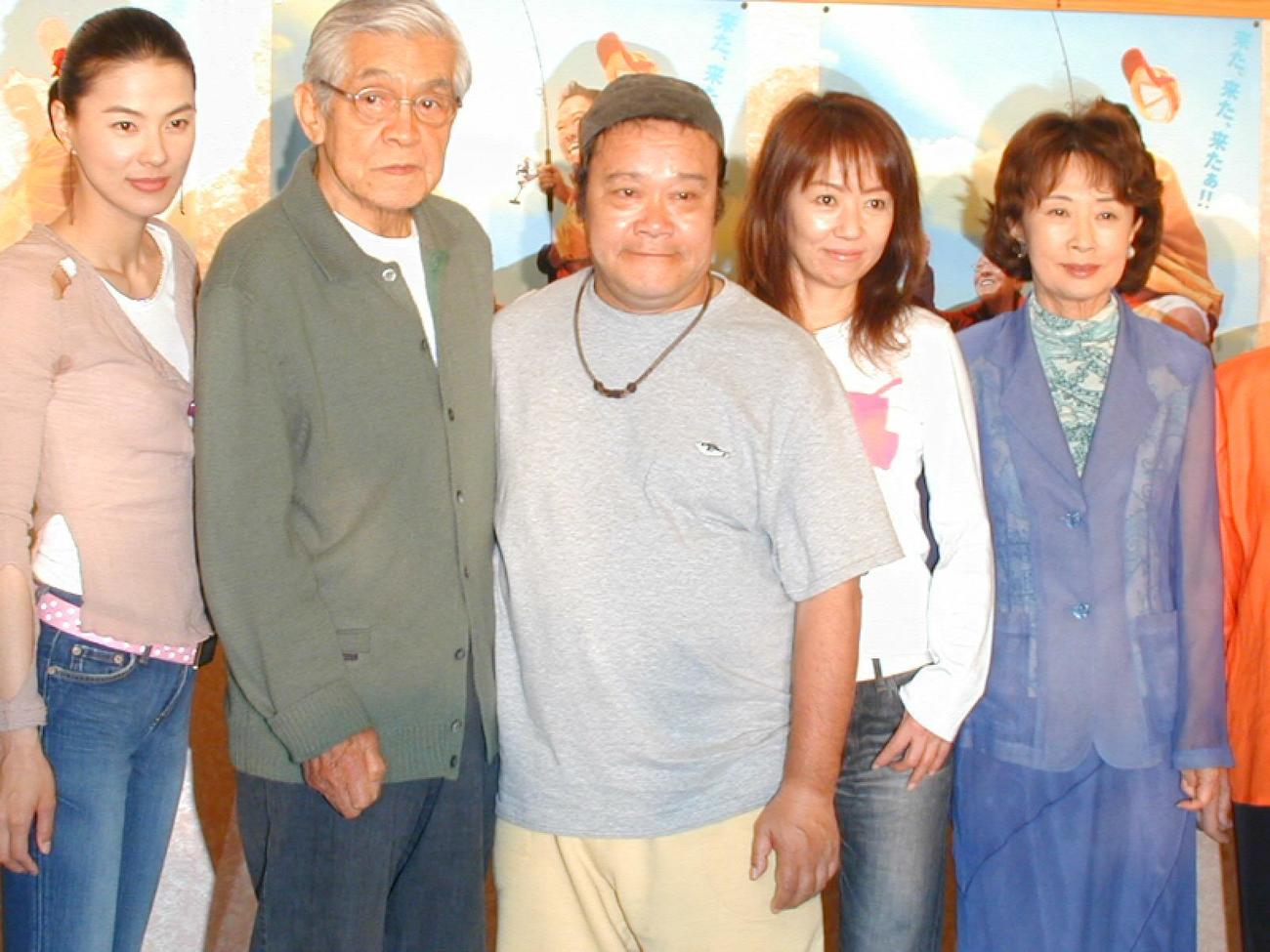 記者会見に出席した出演者たち。（左から）江角マキコ、三国連太郎、西田敏行、浅田美代子、吉行和子（2004年5月）