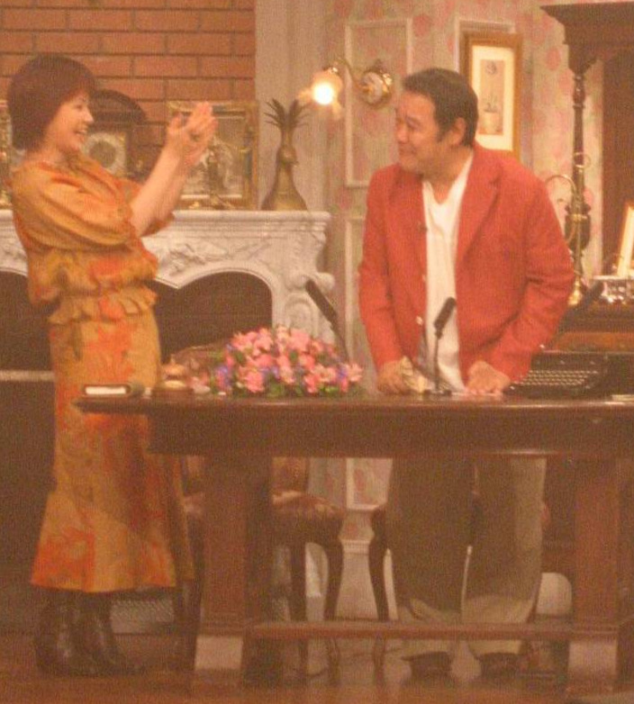 テレビ朝日系「探偵！ナイトスク−プ」の収録に参加。約2ヶ月半ぶりに久々に復帰した西田敏行さんと岡部まり（左端）（2003年5月撮影）
