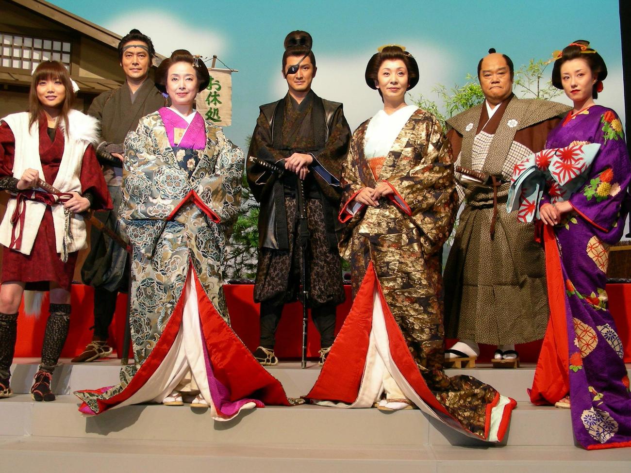 05年、テレ東ドラマ「天下騒乱　徳川三代の陰謀」の制作発表に臨む西田敏行さんら