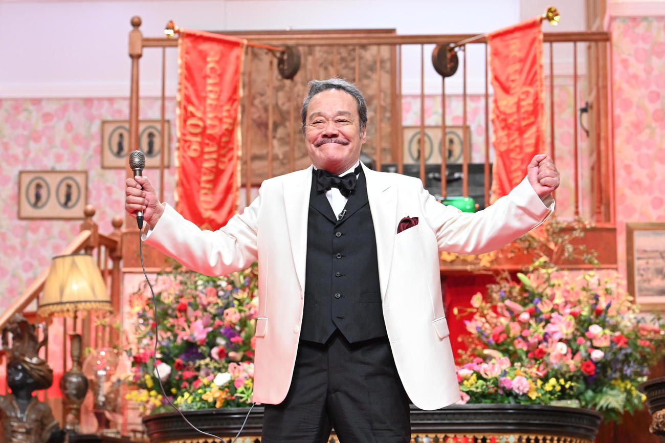 ABCテレビ「探偵！ナイトスクープ」の1500回記念特番のオープニングであいさつする西田敏行