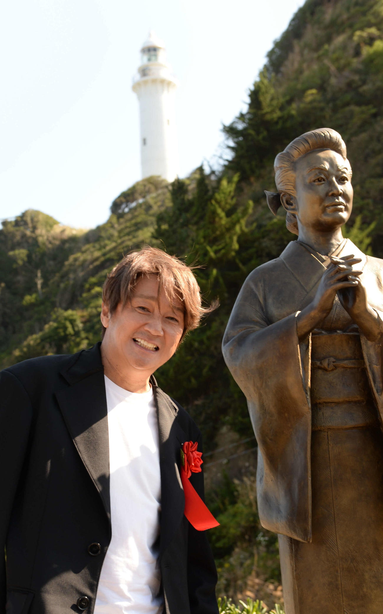 福島・いわき市で行われた美空ひばりさん像の除幕式に参加した近藤真彦