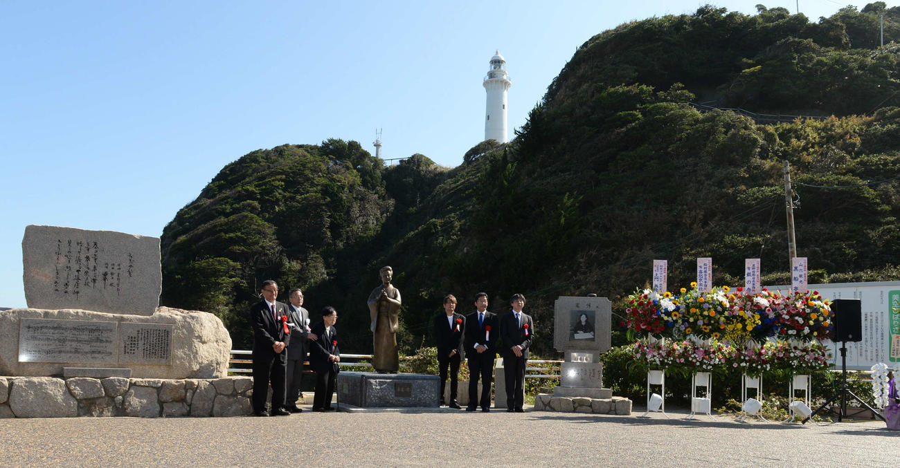 福島・いわき市で行われた美空ひばりさん像の除幕式