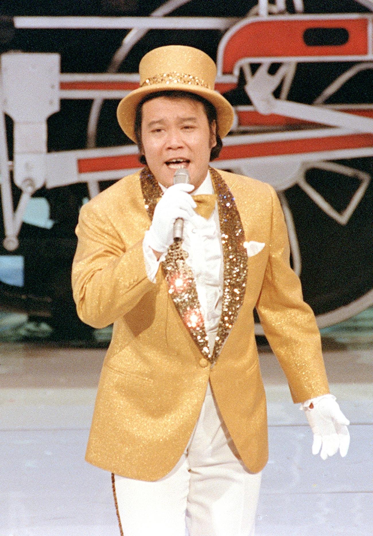 82年12月、第33回NHK紅白歌合戦で歌う西田敏行さん（共同）