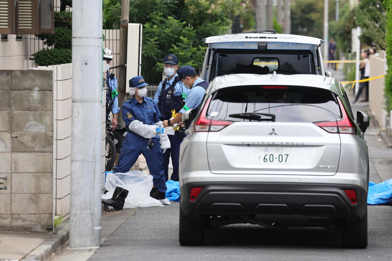 亡くなった西田敏行さんの自宅前で作業する警察官ら（撮影・足立雅史）