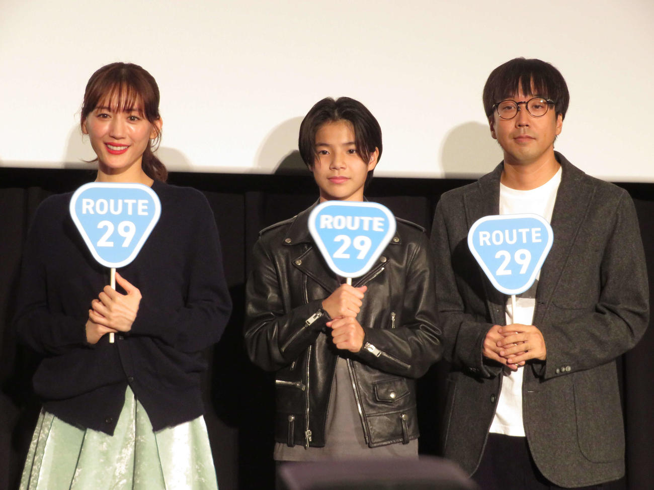 映画「ルート29」完成披露舞台あいさつに登壇した綾瀬はるか、大沢一菜、森井勇佑監督