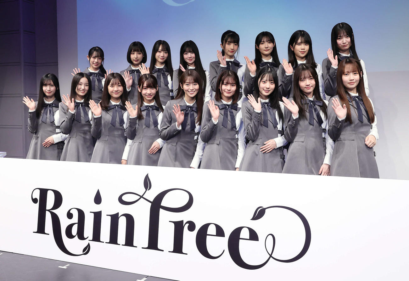 フォトセッションに臨む「Rain Tree」。前列左からロゼ、リー、マリオ、ニイ、タマ、コトリ、カワチャン、イチ、後列左からリンリン、ミラン、マキ、ペロ、チャイ、サナ、キナコ、イチゴ（撮影・足立雅史）