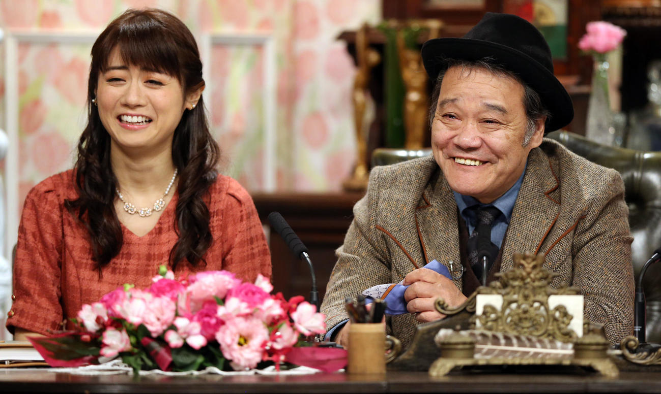 ABC「探偵！ナイトスクープ」で秘書の松尾依里佳（左）と笑顔を見せる局長の西田敏行さん（2014年12月撮影）