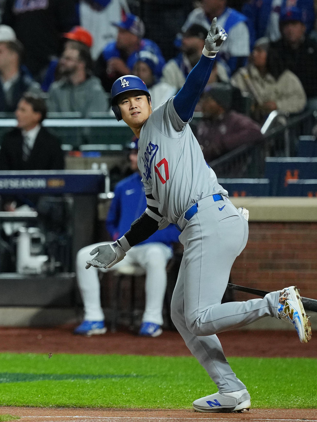 メッツ対ドジャース　1回表ドジャース無死、右越えに先制のソロ本塁打を放ち、ベンチに向かってポーズをとる大谷（撮影・菅敏）