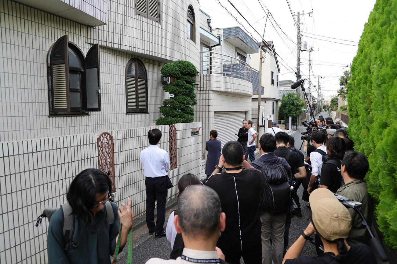 亡くなった西田敏行さんの自宅前には多くの報道陣が集まった（2024年10月17日撮影）