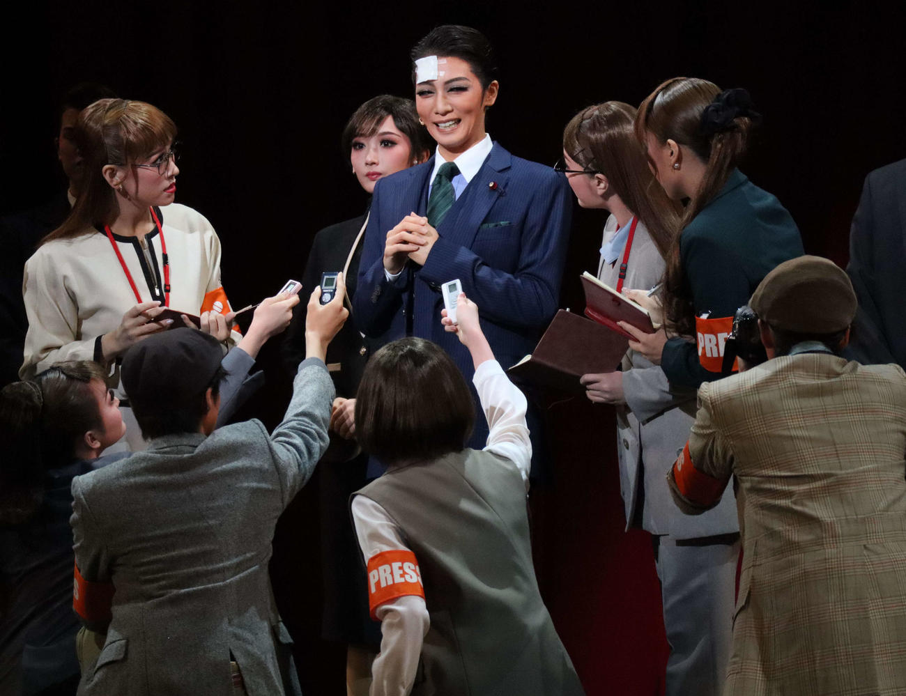 星組公演「記憶にございません！」で総理大臣を演じるトップ礼真琴（中央）