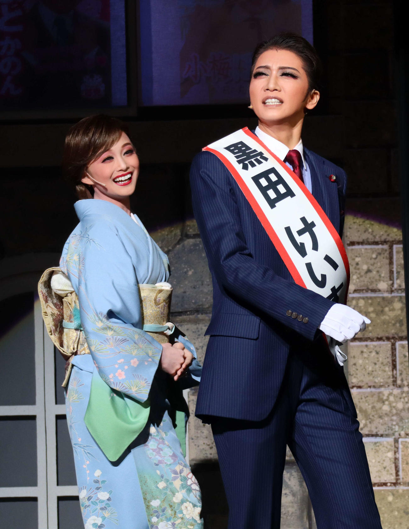 星組公演「記憶にございません！」で総理大臣を演じるトップ礼真琴（右）、総理夫人を演じるトップ娘役舞空瞳