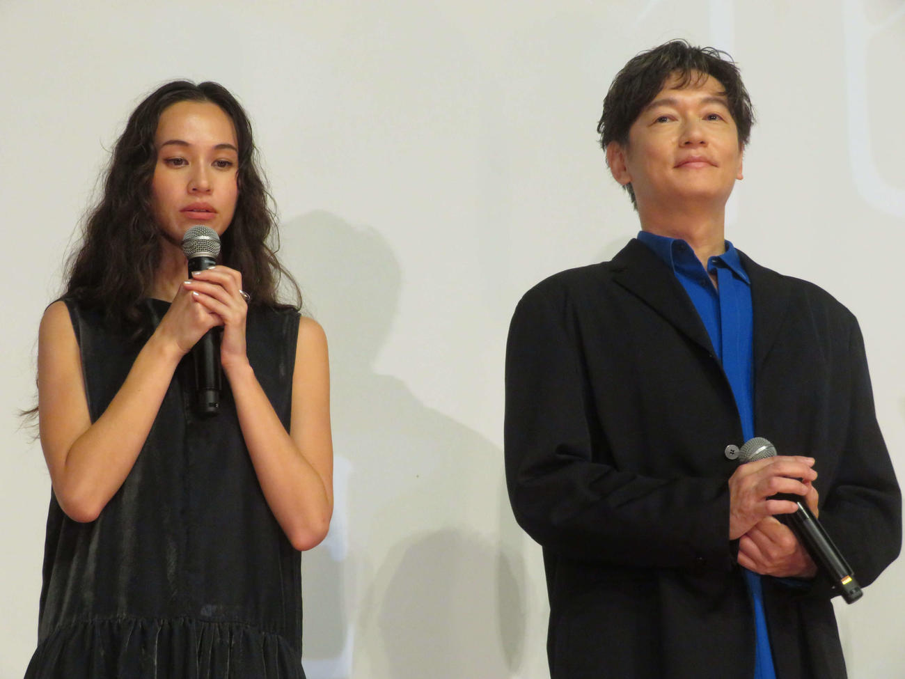 映画「徒花－ADABANA－」公開記念舞台あいさつに登壇した水原希子（左）と井浦新（撮影・村上幸将）