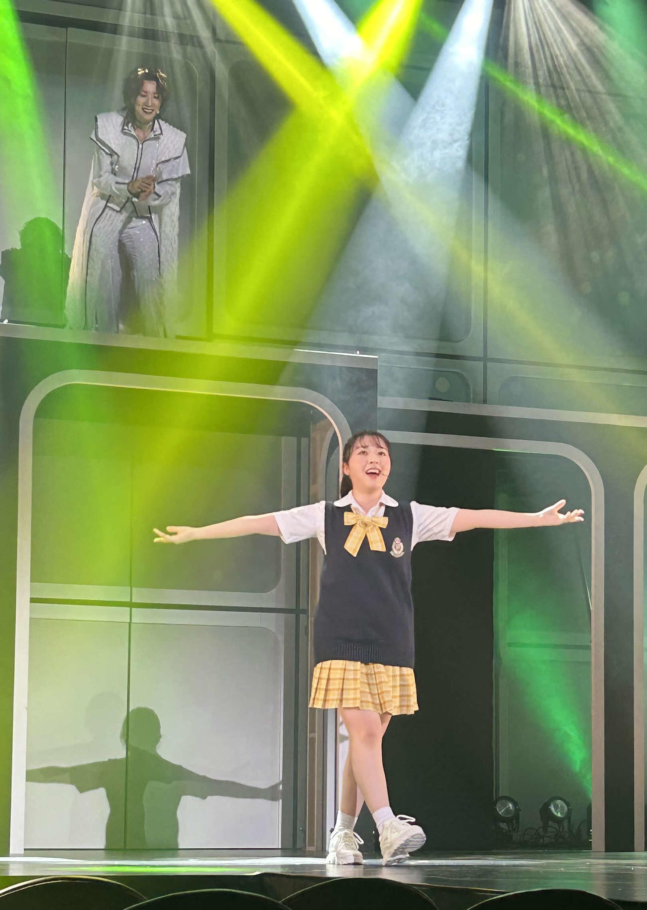 ミュージカル「神が僕を創る時」のゲネプロで演じる渡辺みり愛（下）。上は真琴つばさ