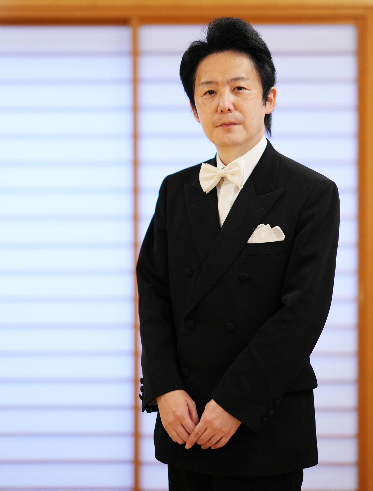 略礼服で取材を受ける刑部芳則教授（撮影・横山健太）