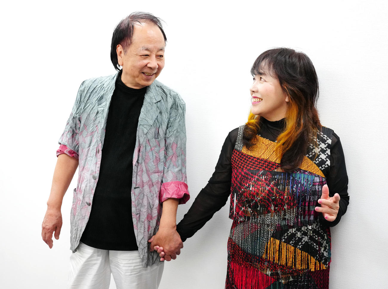 笑顔で見つめ合う夫婦デュオ「紙ふうせん」の後藤悦治郎（左）と平山泰代（撮影・江口和貴）