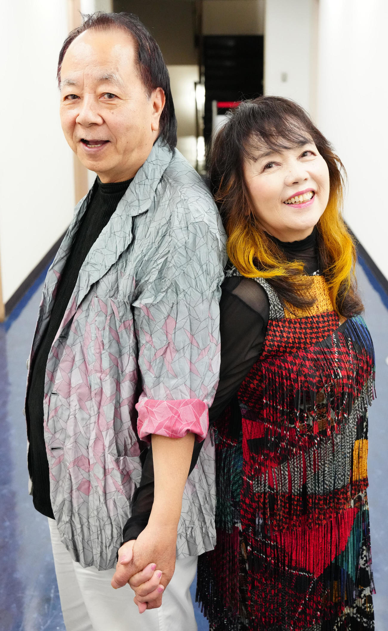笑顔で写真に納まる夫婦デュオ「紙ふうせん」の後藤悦治郎（左）と平山泰代（撮影・江口和貴）