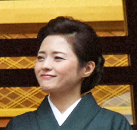 三田寛子「成田空港でうちの主人が…」と人気キャラとの”ツーショット”　旅スタイル変化も記す