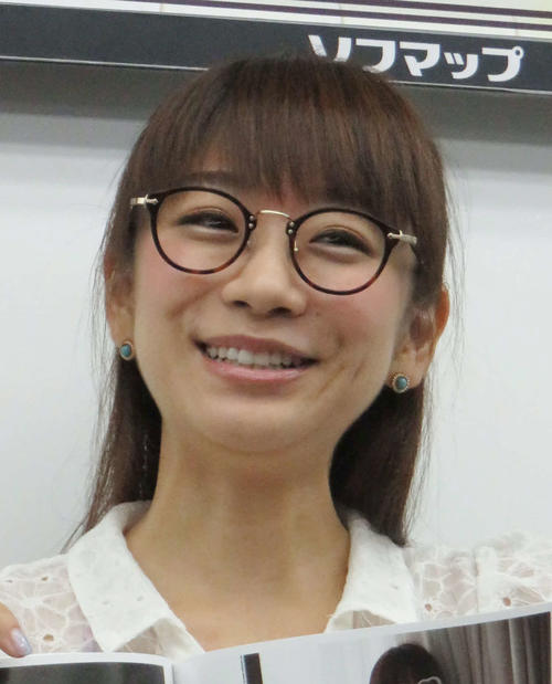 元祖メガネっ子アイドル時東ぁみ、美谷間チラリ　大胆に胸元開いたトレーニングウエア姿披露