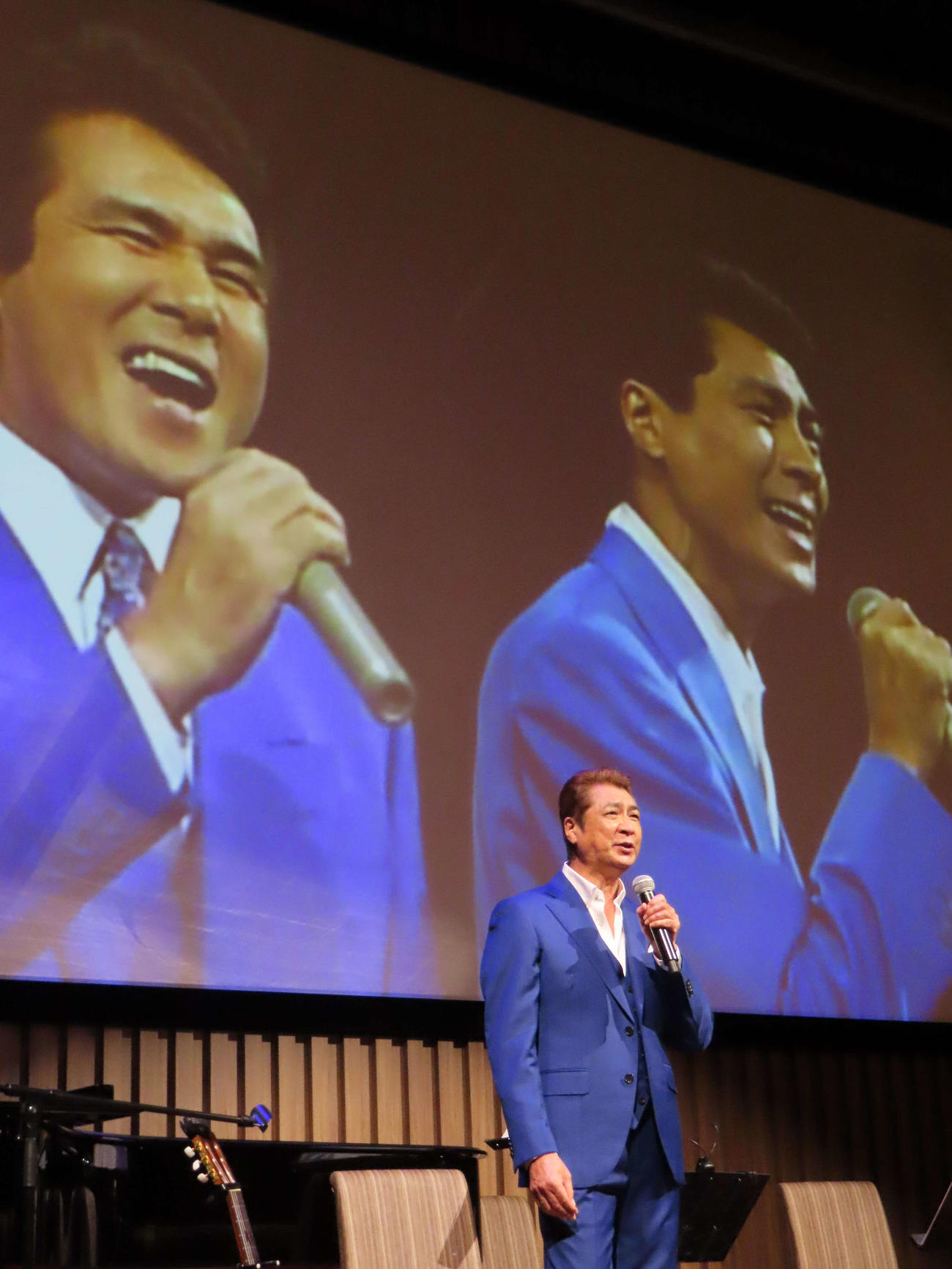 兄鳥羽一郎との写真をバックにバースデーディナーショーで歌う山川豊