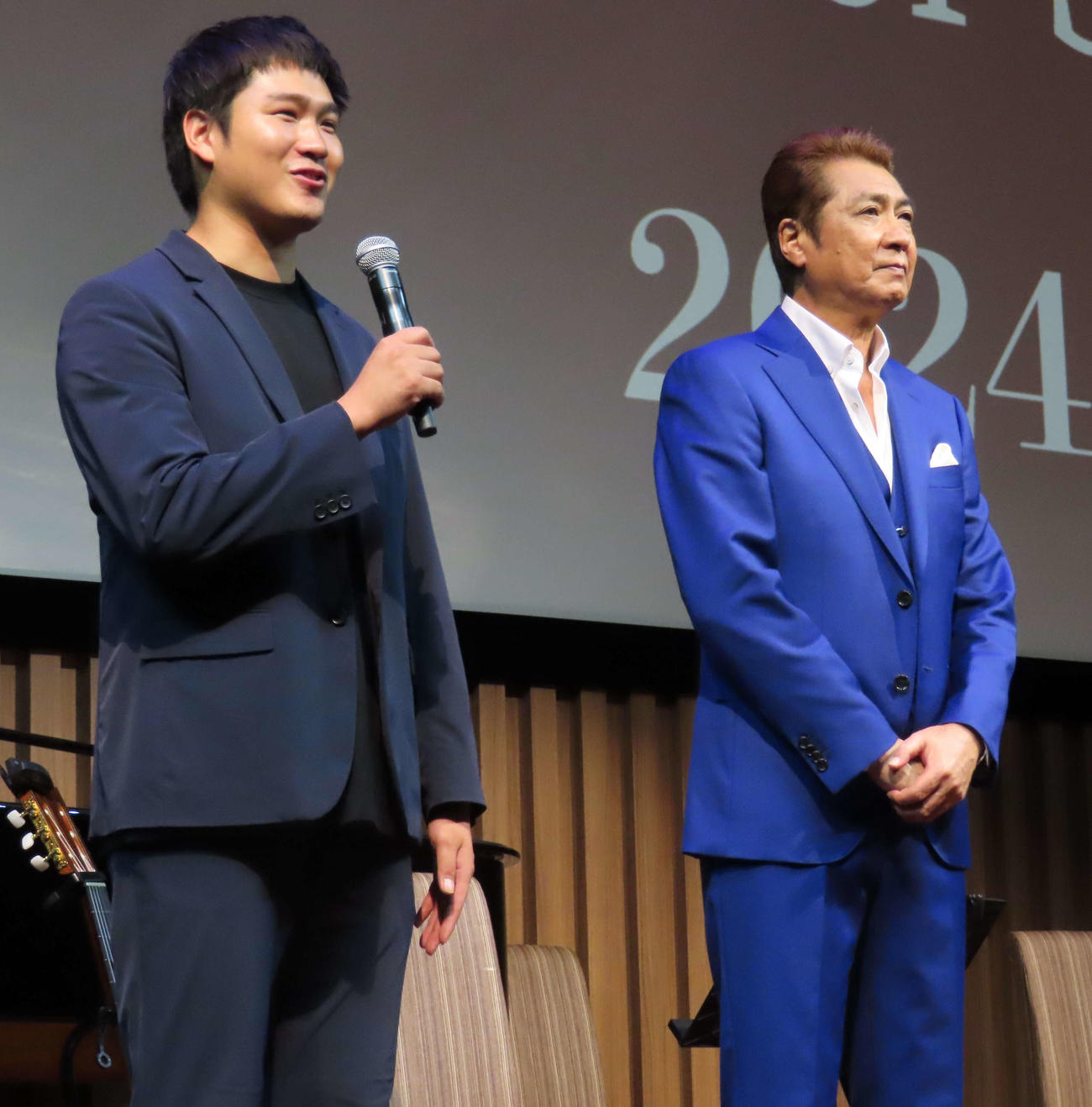 山川豊（右）のバースデーディナーショー開演前にあいさつする長男木村隼也さん