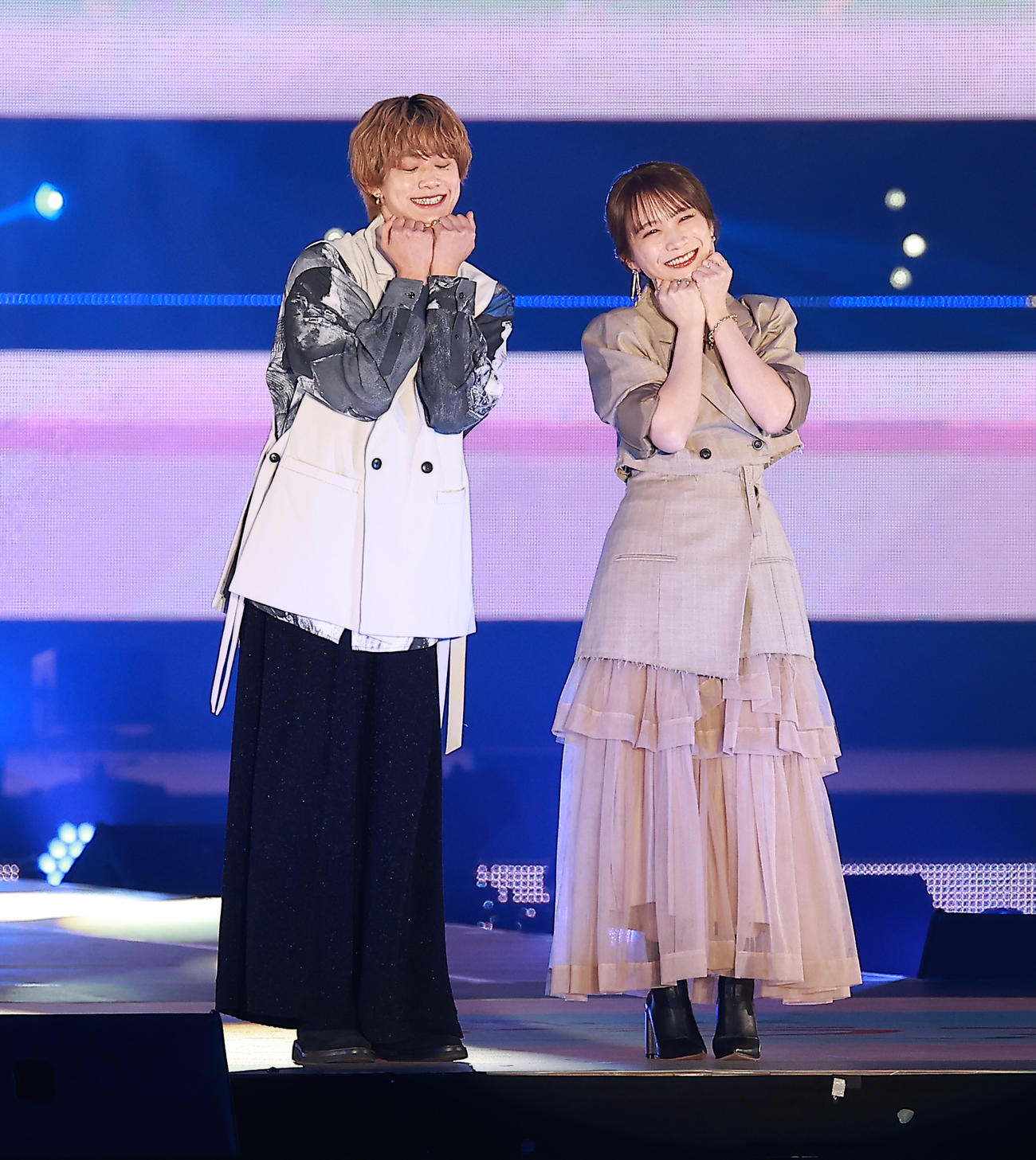 ランウエーを歩く小川史記（左）と秋元真夏（撮影・中島郁夫）