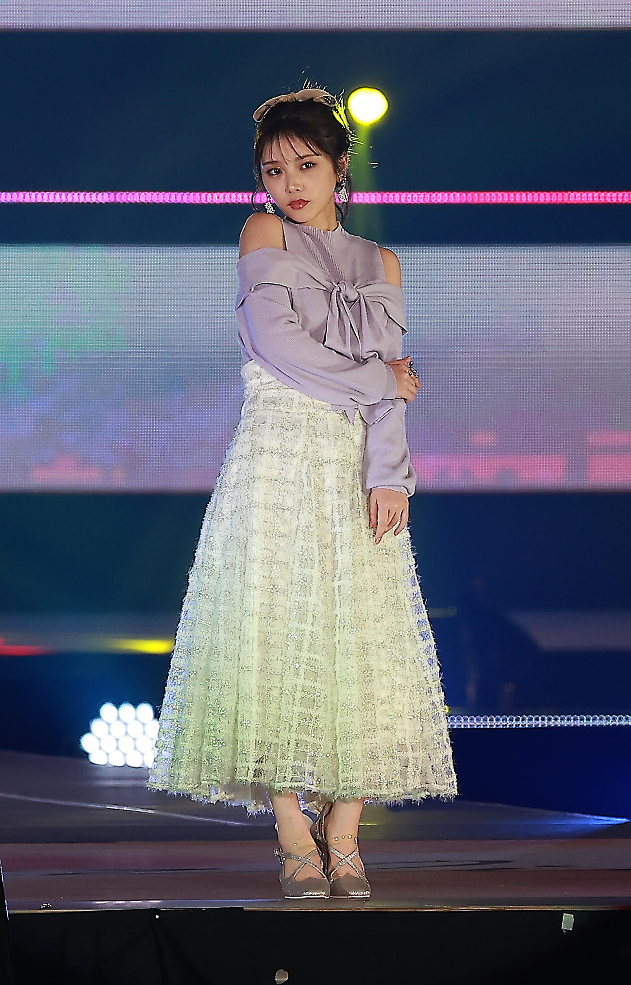 ランウエーを歩く与田祐希（撮影・中島郁夫）