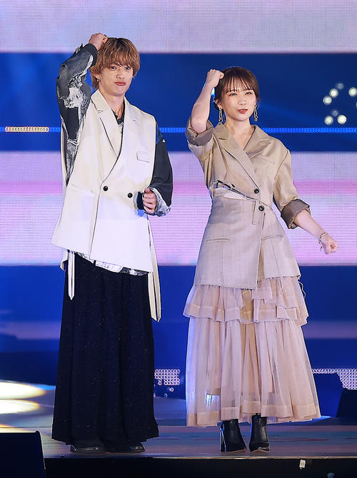 ランウエーを歩く小川史記（左）と秋元真夏（撮影・中島郁夫）