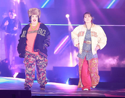 ランウエーを歩く紅しょうが熊元プロレス（左）と稲田美紀（撮影・中島郁夫）