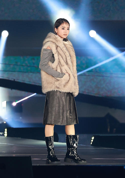 ランウエーを歩く池田美優（撮影・中島郁夫）