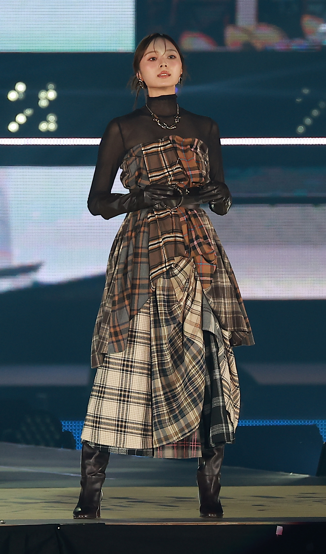 ランウエーを歩く梅澤美波（撮影・中島郁夫）