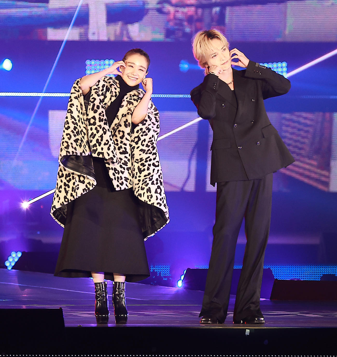 ランウエーを歩く奈緒（左）と玉森裕太（撮影・中島郁夫）