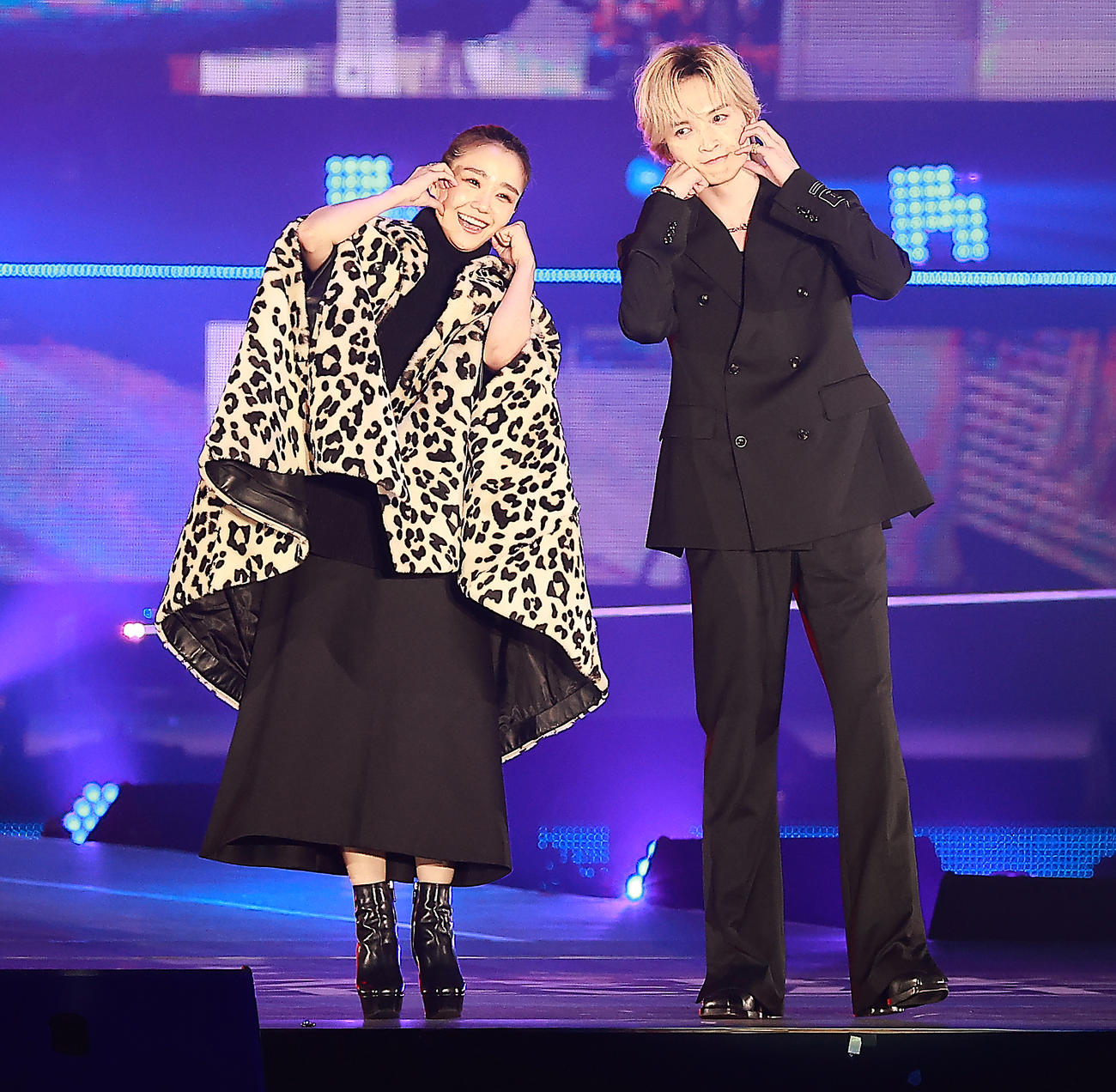 ランウエーを歩く奈緒（左）と玉森裕太（撮影・中島郁夫）