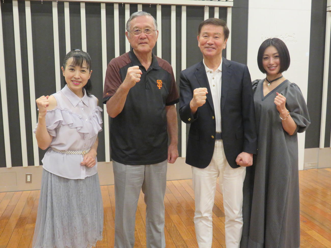 ラジオの収録に参加した村上雅則氏（左から2人目）。左から西村知美、1人とばして森田健作、酒井法子