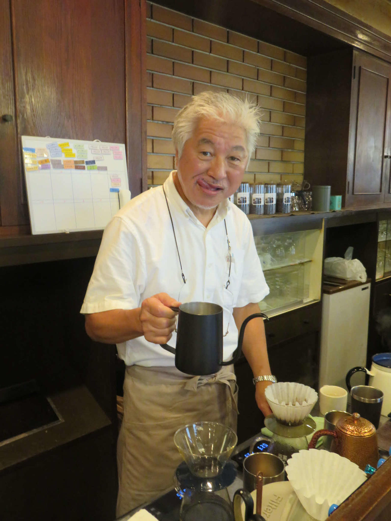 喫茶店「加非館」でマスターとしてコーヒーをいれる本庄雅之氏