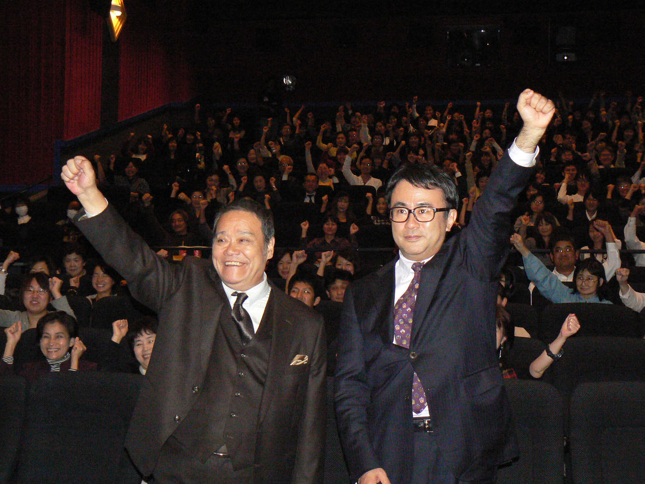 映画「ステキな金縛り」の仙台上映会で、ガッツポーズする西田敏行さん（左）と三谷幸喜監督（2011年10月撮影）