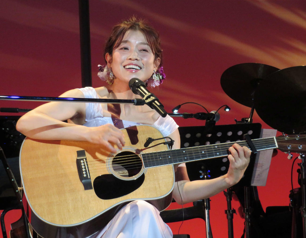 ギターの弾き語りで歌う川野夏美