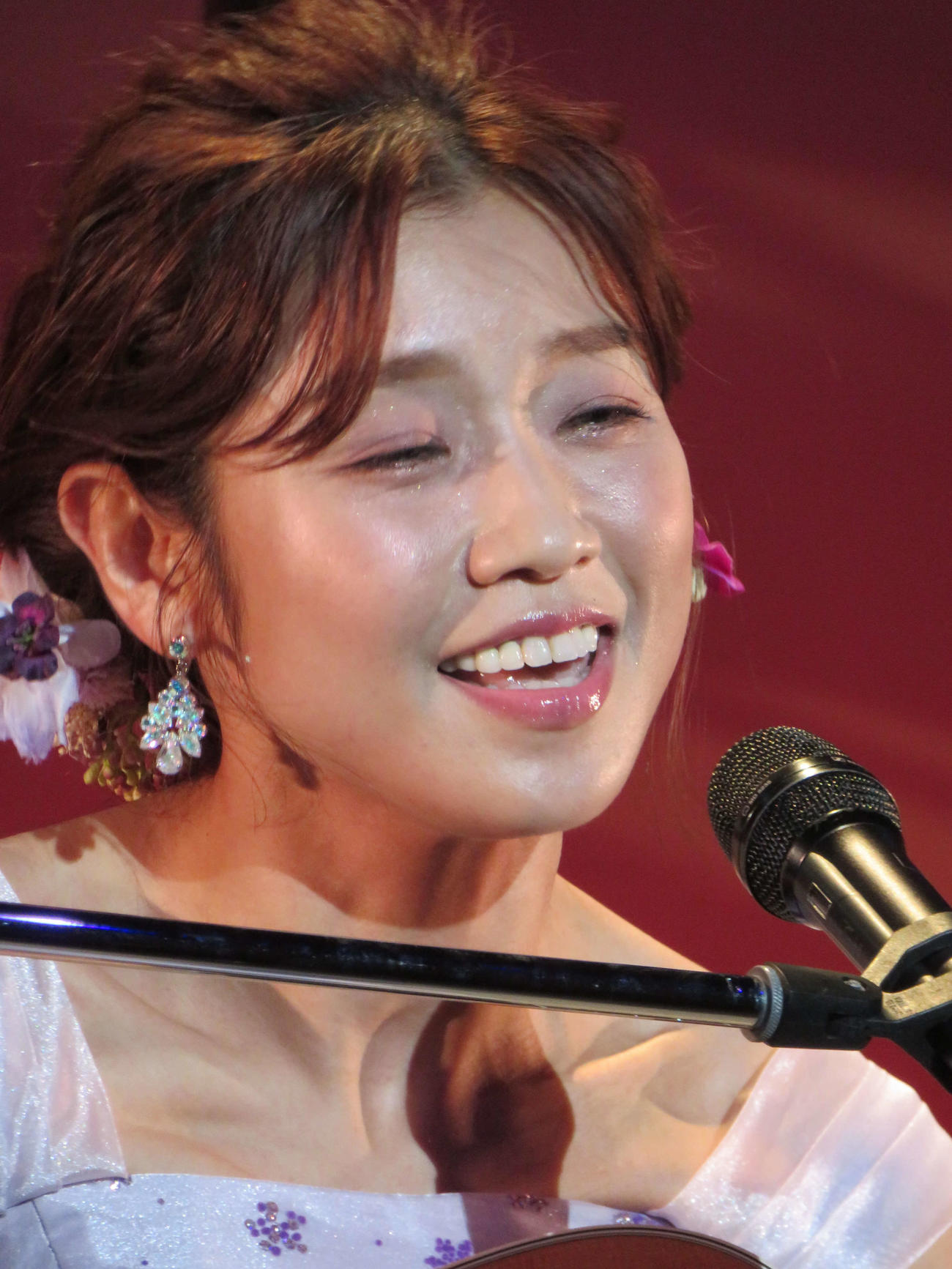 ギターの弾き語りで歌う川野夏美