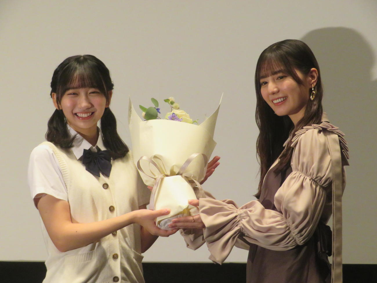 小坂菜緒（右）から花束を贈られる藤嶌果歩
