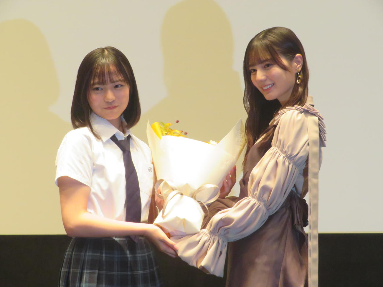 小坂菜緒（右）から花束を贈られる正源司陽子