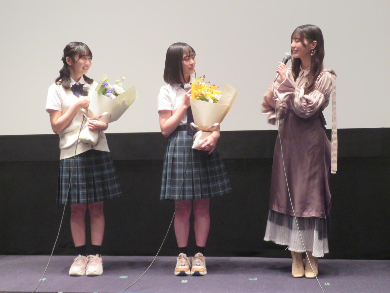 クロストークを披露する、左から藤嶌果歩、正源司陽子、小坂菜緒