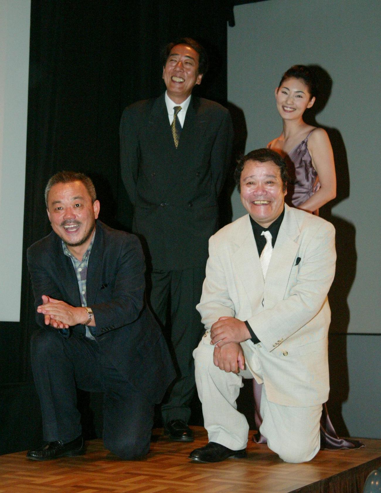 映画「ゲロッパ！」舞台あいさつ　笑顔をみせる（前列左から）井筒和幸監督、西田敏行さん、（後列左から）岸部一徳、常盤貴子（2003年8月撮影）