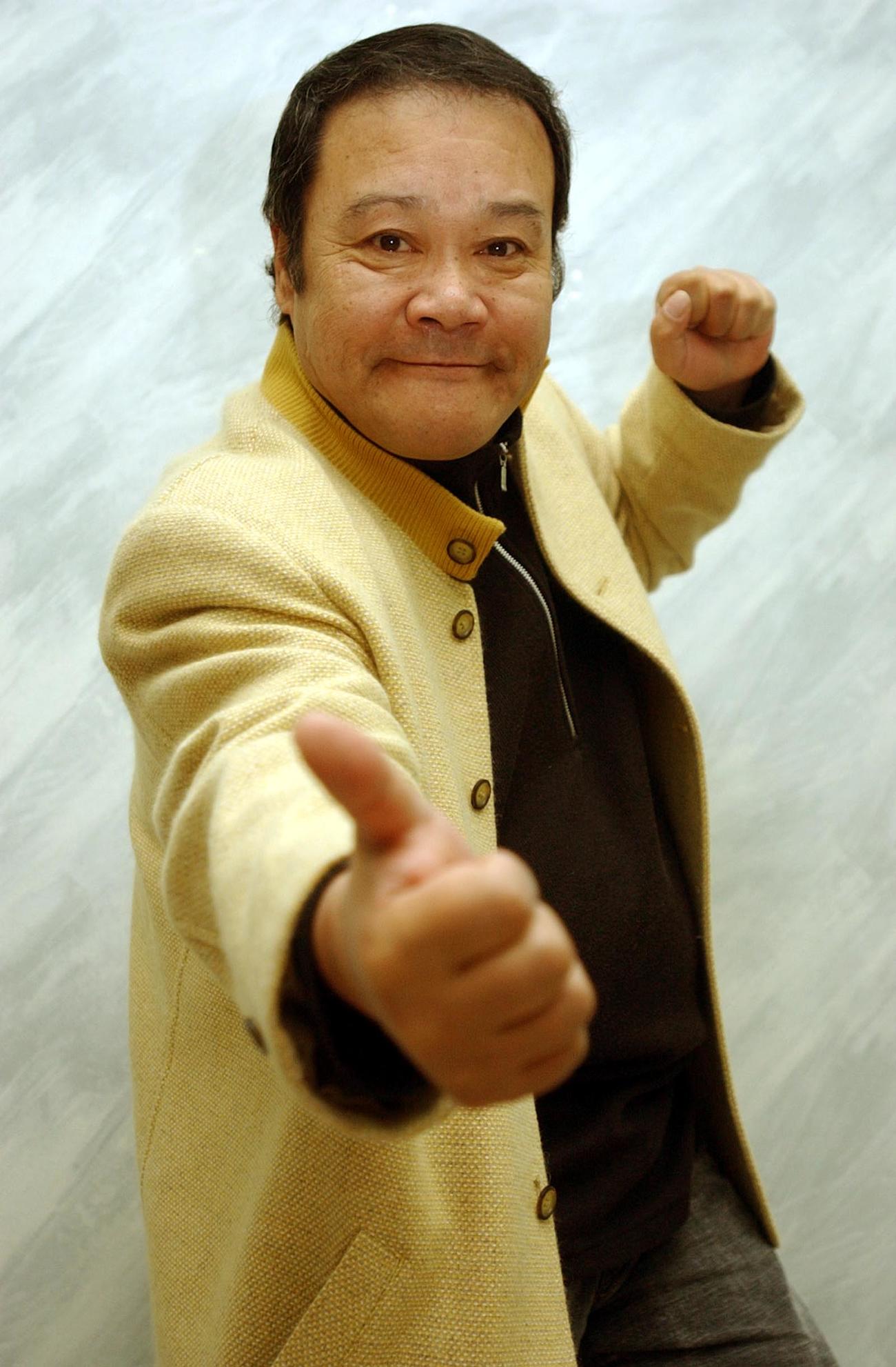 「ゲロッパ！」。映画同様、生きのいいポーズで決めてくれた西田敏行さん（2004年1月撮影）