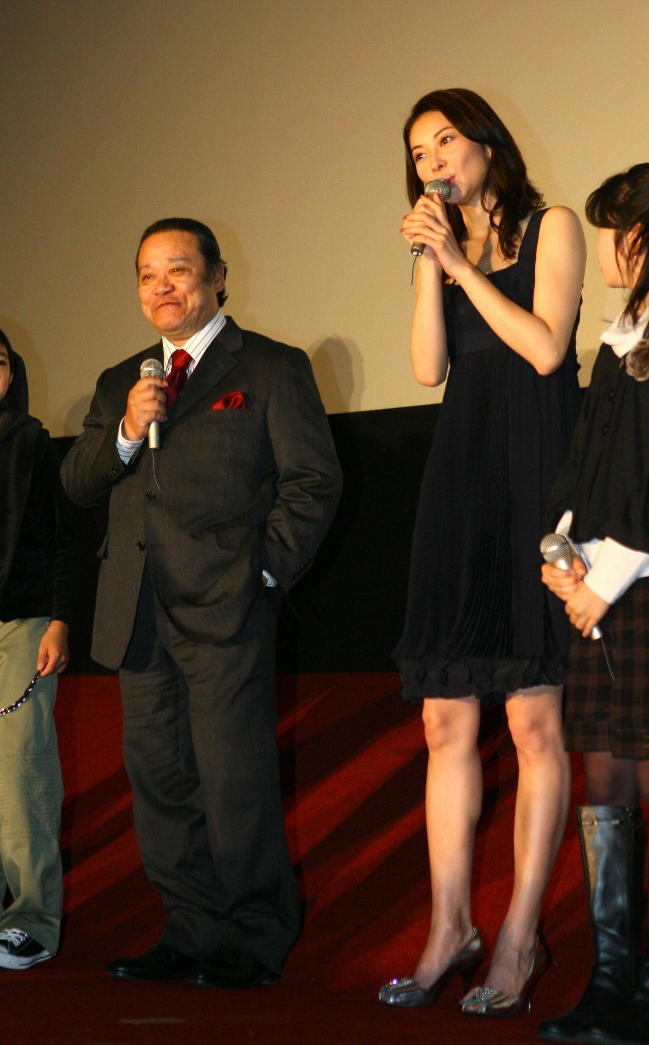 映画「椿山課長の七日間」舞台あいさつ　あいさつする主演の西田敏行さん（左）と伊東美咲（06年11月18日）