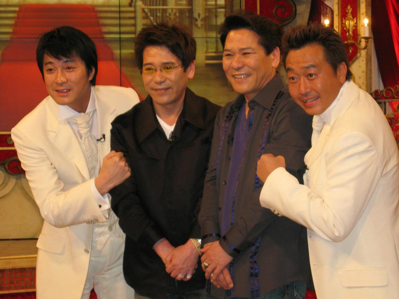 ゴールデンタイム進出に意気込む出演者たち。左から加藤浩次、ピーコさん、おすぎ、三村マサカズ（2005年4月撮影）