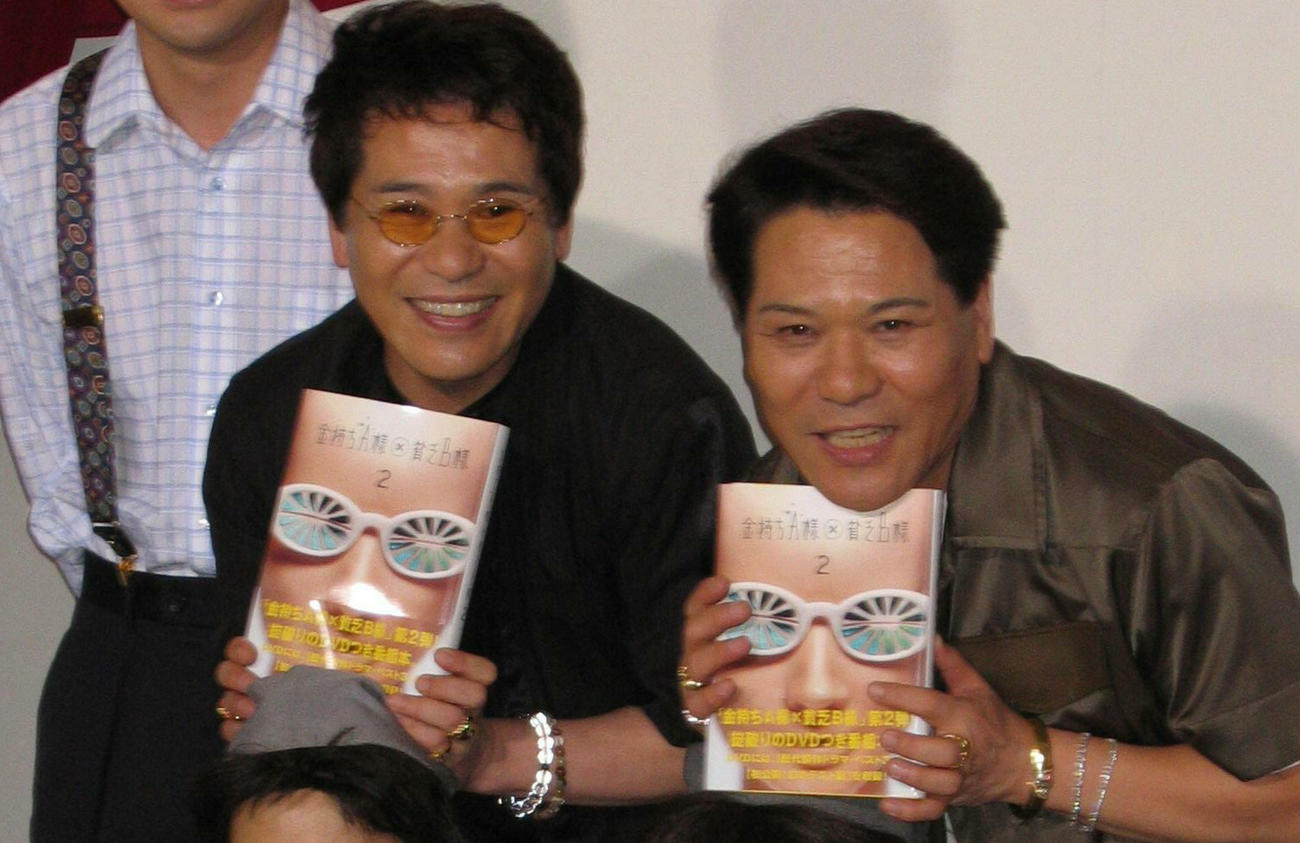 番組本をPRしたおすぎ(右)とピーコさん（2004年7月撮影）