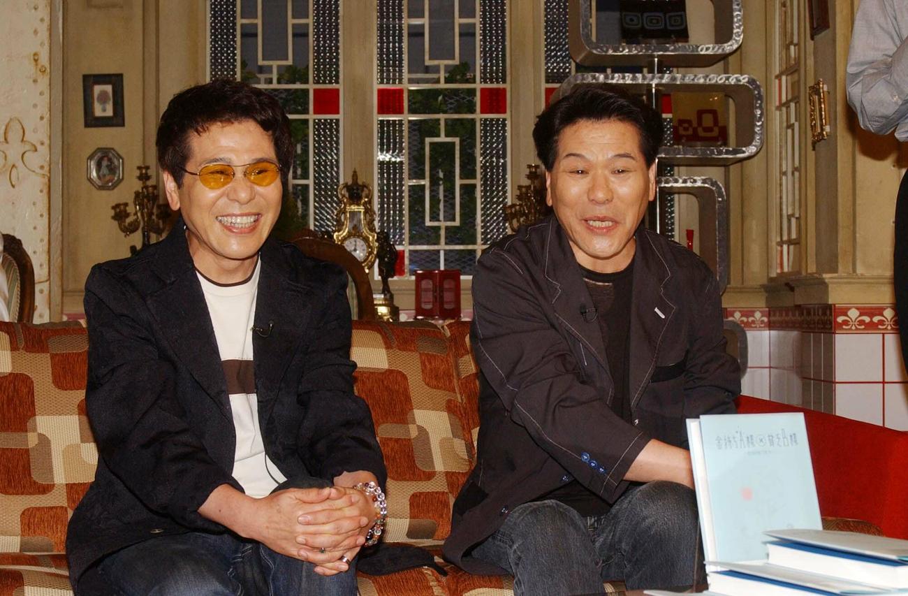 おすぎ（左）とピーコさん（2003年撮影）